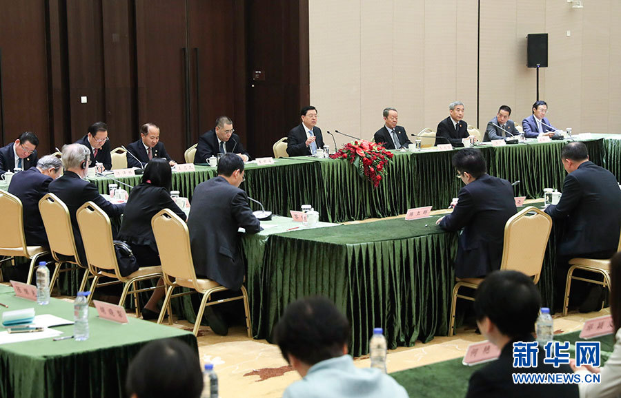 5月8日至10日，中共中央政治局常委、全國(guó)人大常委會(huì)委員長(zhǎng)張德江視察澳門特別行政區(qū)。這是5月10日，張德江與教育工作者和學(xué)生代表座談。新華社記者 龐興雷 攝