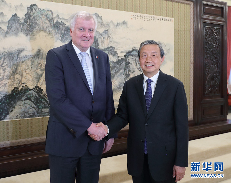 5月10日，國(guó)務(wù)院副總理馬凱在北京中南海紫光閣會(huì)見(jiàn)德國(guó)巴伐利亞州州長(zhǎng)、基社盟主席霍斯特&middot;澤霍費(fèi)爾一行。 新華社記者王曄攝