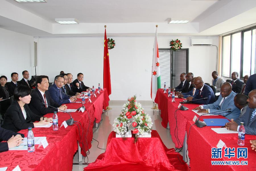  5月11日，中國國家副主席李源潮在布瓊布拉與布隆迪第一副總統(tǒng)辛迪姆沃和第二副總統(tǒng)布托雷舉行會(huì)談。新華社記者 呂天然 攝