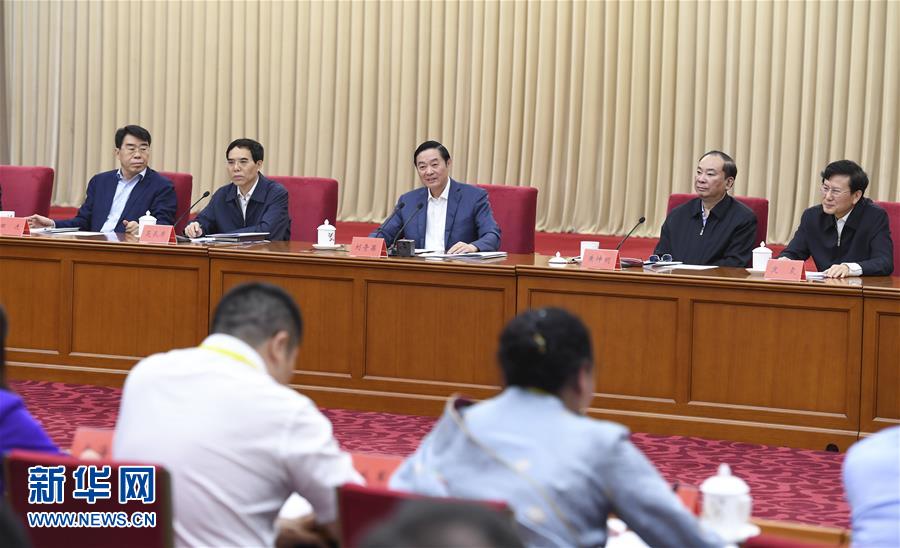 5月18日，中共中央政治局委員、中央書(shū)記處書(shū)記、中宣部部長(zhǎng)劉奇葆在北京出席紀(jì)念新華書(shū)店成立80周年座談會(huì)并講話。 新華社記者 張領(lǐng) 攝