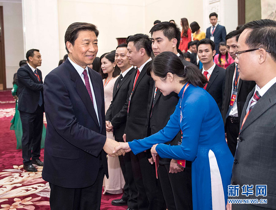 5月22日，中共中央政治局委員、國家副主席李源潮在北京會(huì)見越南胡志明共青團(tuán)中央書記處第一書記黎國鋒率領(lǐng)的越南青年代表團(tuán)。 新華社記者李濤 攝
