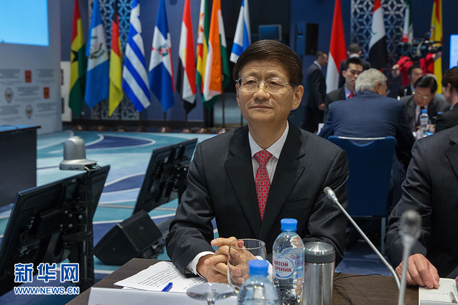 5月24日，在俄羅斯扎維多沃，中共中央政治局委員、中央政法委書記孟建柱出席國際安全事務(wù)高級(jí)代表會(huì)議。 5月24日，中共中央政治局委員、中央政法委書記孟建柱在俄羅斯出席國際安全事務(wù)高級(jí)代表會(huì)議，就加強(qiáng)國際執(zhí)法安全合作、防范打擊恐怖主義作主旨發(fā)言。來自95個(gè)國家和國際組織的代表參加會(huì)議。新華社記者白雪騏攝