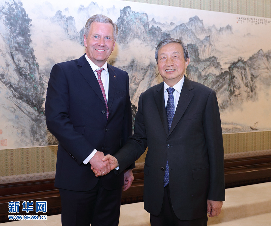 6月13日，國(guó)務(wù)院副總理馬凱在北京中南海紫光閣會(huì)見德國(guó)前總統(tǒng)、全球中小企業(yè)聯(lián)盟全球主席武爾夫。 新華社記者 王曄 攝 