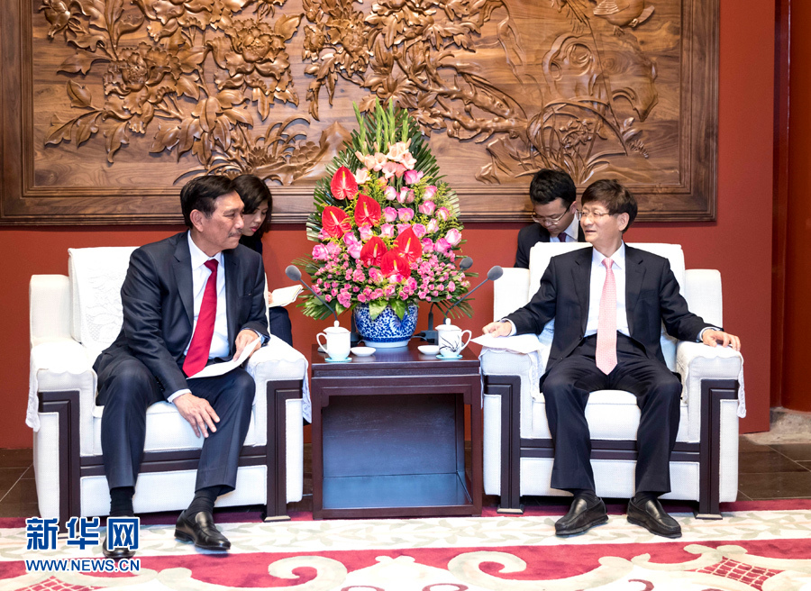 6月15日，中共中央政治局委員、中央政法委書記孟建柱在北京會見印尼總統(tǒng)特使、海洋統(tǒng)籌部長盧胡特。   新華社記者 丁海濤攝