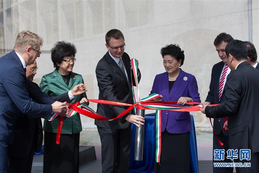 6月18日，在匈牙利布達(dá)佩斯，中國國務(wù)院副總理劉延?xùn)|在考察匈牙利塞梅爾維斯醫(yī)科大學(xué)時為健康學(xué)院新教學(xué)樓奠基。中國國務(wù)院副總理劉延?xùn)|18日在布達(dá)佩斯考察匈牙利塞梅爾維斯醫(yī)科大學(xué)并出席中匈中醫(yī)藥教育合作系列活動。 新華社發(fā)（弗爾季&middot;奧蒂洛攝） 