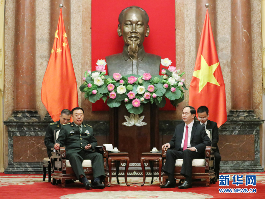 6月18日，在越南首都河內(nèi)，正在越南訪問的中央軍委副主席范長龍（左前）會見越南國家主席陳大光（右前）。 新華社發(fā)（李曉偉攝）