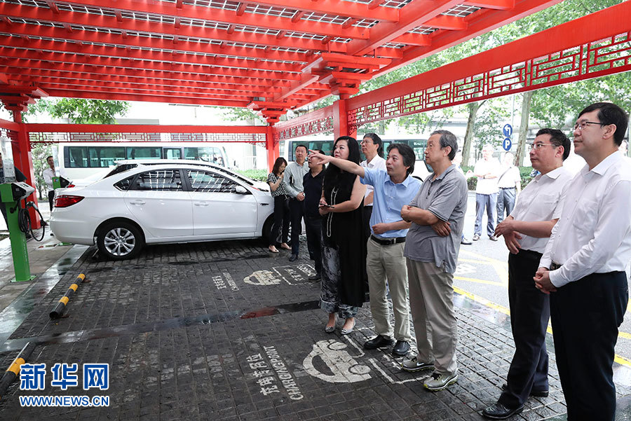 近日，中共中央政治局委員、國務(wù)院副總理馬凱在北京調(diào)研新能源汽車產(chǎn)業(yè)發(fā)展。這是7月4日，馬凱在北京深入新能源汽車充換電設(shè)施、充電服務(wù)平臺、分時租賃等單位調(diào)研。新華社記者 龐興雷 攝