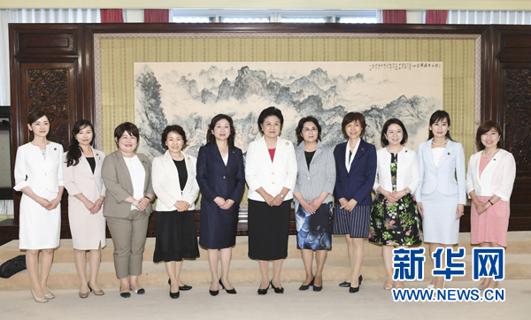 　　7月12日，國務(wù)院副總理劉延?xùn)|在北京會見以日本自民黨前總務(wù)會長野田圣子為首的日本執(zhí)政黨女國會議員代表團(tuán)一行。 新華社記者 高潔 攝
