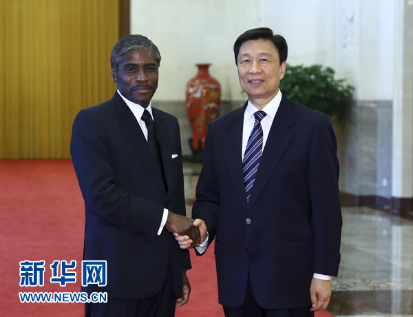 7月13日，中國國家副主席李源潮在北京人民大會(huì)堂與赤道幾內(nèi)亞副總統(tǒng)曼格會(huì)談。 新華社記者 謝環(huán)馳 攝