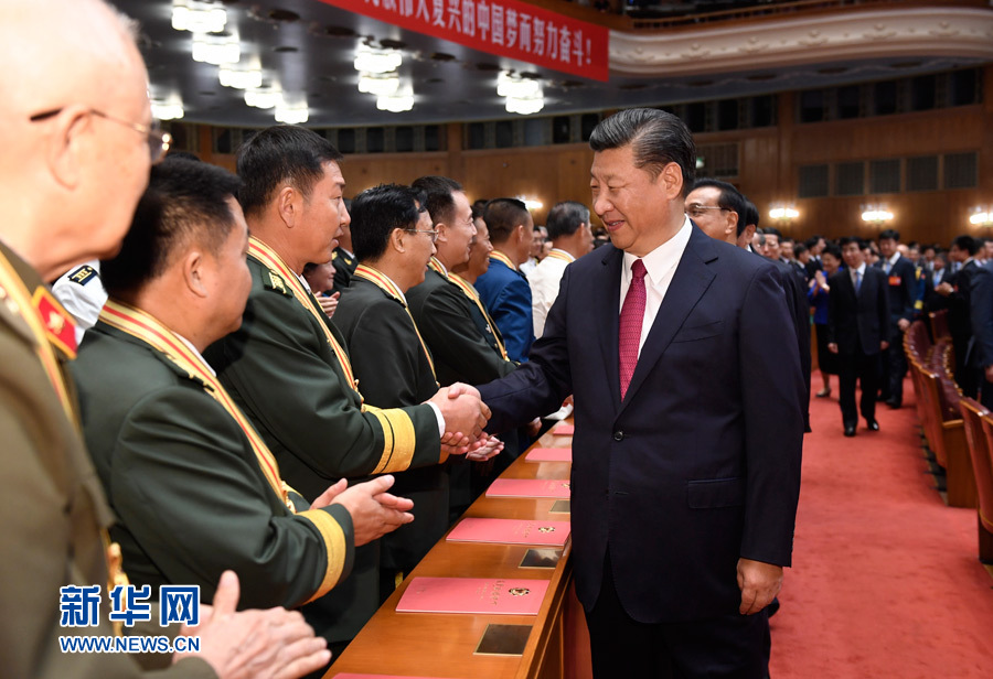 7月28日，慶祝中國人民解放軍建軍90周年文藝晚會(huì)《在黨的旗幟下》在北京人民大會(huì)堂舉行。中共中央總書記、國家主席、中央軍委主席習(xí)近平和李克強(qiáng)、張德江、俞正聲、劉云山、王岐山、張高麗等黨和國家領(lǐng)導(dǎo)人，與首都3000多名各界群眾一起觀看演出。演出開始前，習(xí)近平等與老戰(zhàn)士、老同志代表和&ldquo;八一勛章&rdquo;獲得者親切握手。新華社記者 李學(xué)仁 攝