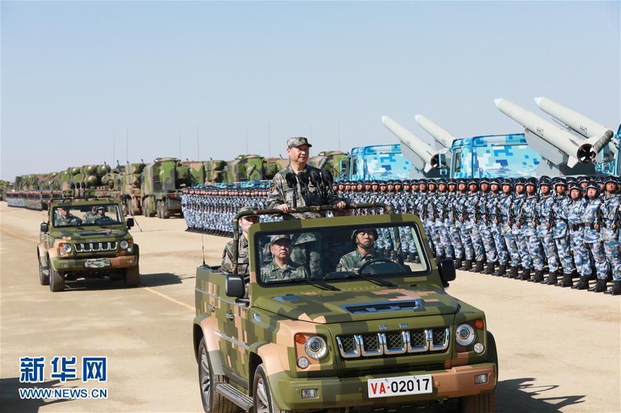 7月30日上午，慶祝中國人民解放軍建軍90周年閱兵在朱日和聯(lián)合訓練基地隆重舉行。中共中央總書記、國家主席、中央軍委主席習近平檢閱部隊并發(fā)表重要講話。這是習近平乘車檢閱部隊。新華社記者 李剛 攝