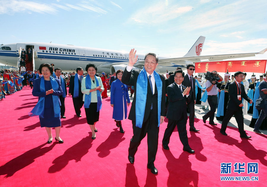 8月7日，以中共中央政治局常委、全國(guó)政協(xié)主席俞正聲為團(tuán)長(zhǎng)的中央代表團(tuán)飛抵呼和浩特，出席內(nèi)蒙古自治區(qū)成立70周年慶?；顒?dòng)。中央代表團(tuán)在機(jī)場(chǎng)受到內(nèi)蒙古各族群眾的熱烈歡迎。新華社記者 姚大偉 攝