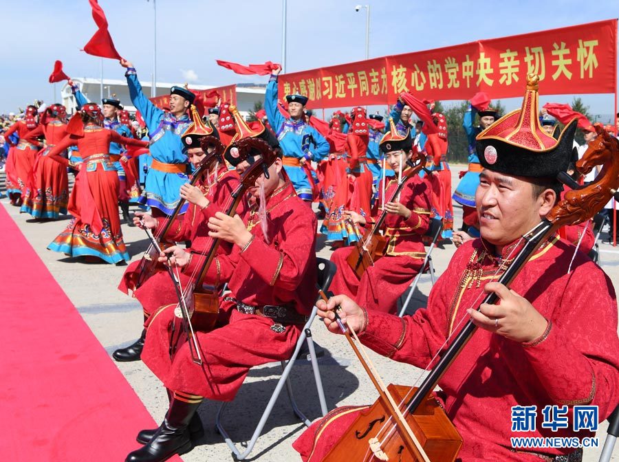 8月7日，以中共中央政治局常委、全國(guó)政協(xié)主席俞正聲為團(tuán)長(zhǎng)的中央代表團(tuán)飛抵呼和浩特，出席內(nèi)蒙古自治區(qū)成立70周年慶?；顒?dòng)。中央代表團(tuán)在機(jī)場(chǎng)受到內(nèi)蒙古各族群眾的熱烈歡迎。新華社記者 張領(lǐng) 攝