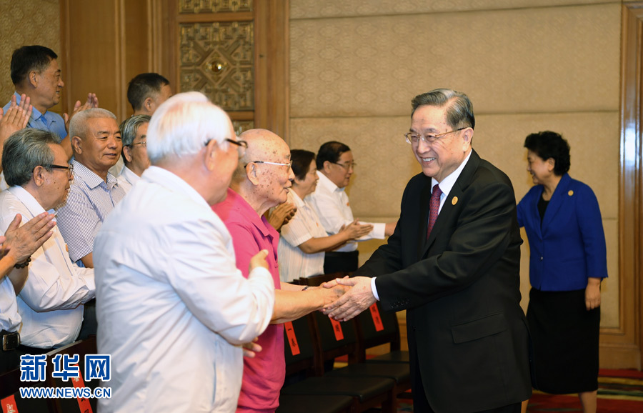 8月7日，中共中央政治局常委、全國(guó)政協(xié)主席、中央代表團(tuán)團(tuán)長(zhǎng)俞正聲在內(nèi)蒙古新城賓館會(huì)見(jiàn)內(nèi)蒙古自治區(qū)離退休老同志和各族各界群眾代表，并與他們合影留念。新華社記者 張領(lǐng) 攝