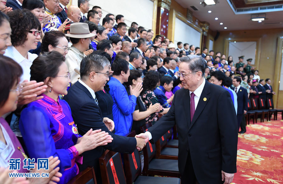 8月7日，中共中央政治局常委、全國(guó)政協(xié)主席、中央代表團(tuán)團(tuán)長(zhǎng)俞正聲在內(nèi)蒙古新城賓館會(huì)見(jiàn)內(nèi)蒙古自治區(qū)離退休老同志和各族各界群眾代表，并與他們合影留念。新華社記者 張領(lǐng) 攝