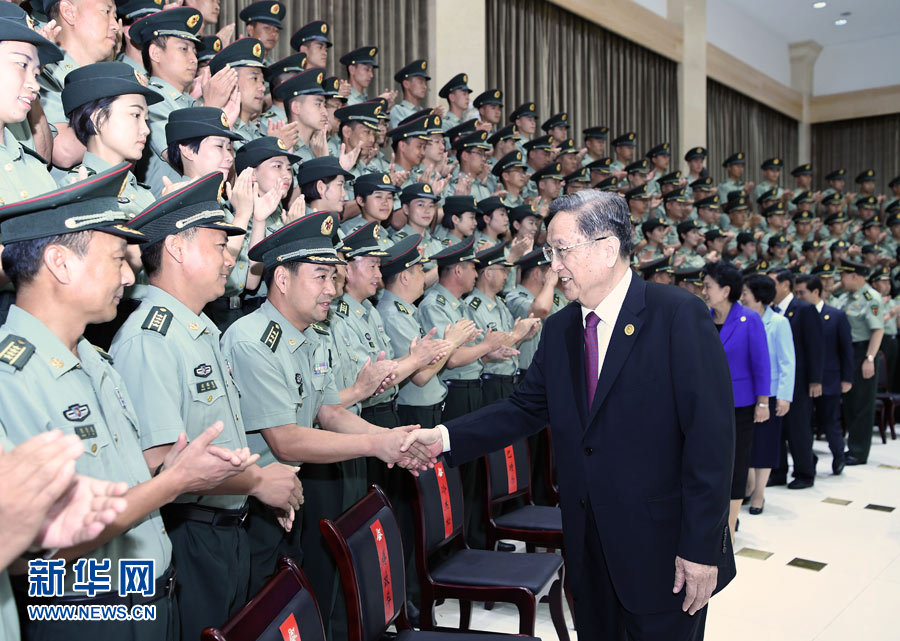 8月7日，中共中央政治局常委、全國政協(xié)主席、中央代表團團長俞正聲率代表團部分成員分別赴內(nèi)蒙古軍區(qū)、武警內(nèi)蒙古總隊、武警內(nèi)蒙古森林總隊慰問，并會見自治區(qū)政法干警代表。這是俞正聲會見內(nèi)蒙古軍區(qū)指戰(zhàn)員。新華社記者 張領(lǐng) 攝