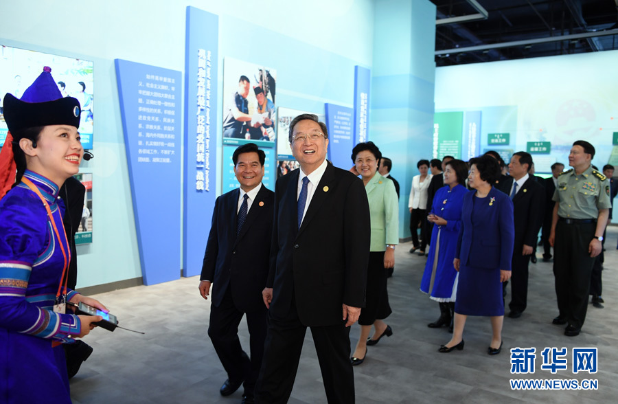 8月7日，中共中央政治局常委、全國(guó)政協(xié)主席、中央代表團(tuán)團(tuán)長(zhǎng)俞正聲率代表團(tuán)全體成員來(lái)到內(nèi)蒙古展覽館，參觀《守望相助團(tuán)結(jié)奮斗&mdash;&mdash;慶祝內(nèi)蒙古自治區(qū)成立70周年展覽》。 新華社記者 張領(lǐng) 攝