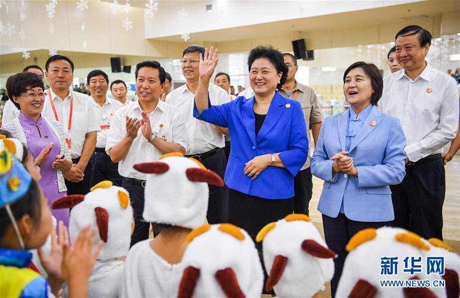 8月9日，中共中央政治局委員、國務院副總理、中央代表團副團長劉延東率中央代表團二分團到赤峰看望慰問各族干部群眾。這是劉延東在赤峰市青少年宮與青少年熱烈互動。新華社記者 連振 攝