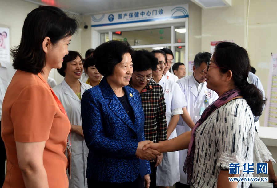 8月9日，中共中央政治局委員、中央統(tǒng)戰(zhàn)部部長、中央代表團副團長孫春蘭率中央代表團三分團，先后赴內(nèi)蒙古自治區(qū)烏海市、阿拉善盟看望各族干部群眾。這是孫春蘭在烏海市婦兒醫(yī)療預(yù)防保健中心同患者親切交談。新華社記者 任軍川 攝