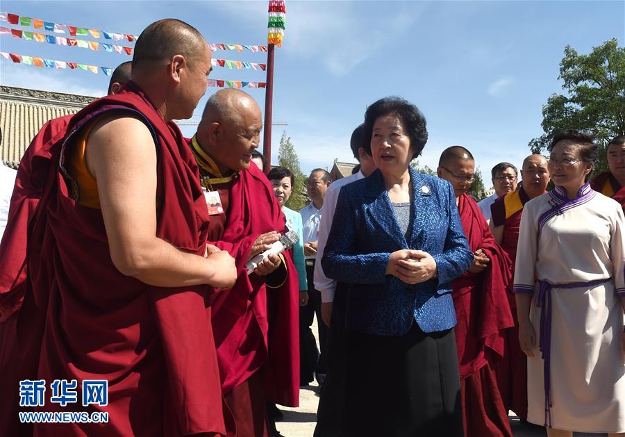 8月10日，中共中央政治局委員、中央統(tǒng)戰(zhàn)部部長、中央代表團副團長孫春蘭率中央代表團三分團繼續(xù)在內蒙古自治區(qū)阿拉善盟看望慰問，把以習近平同志為核心的黨中央的親切關懷和全國各族人民的美好祝福帶給阿拉善各族各界干部群眾。這是孫春蘭在佛教寺廟延福寺考察。新華社記者 任軍川 攝