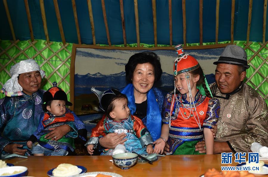 8月11日，帶著以習(xí)近平同志為核心的黨中央的親切關(guān)懷和全國(guó)各族人民的美好祝福，中共中央政治局委員、中央統(tǒng)戰(zhàn)部部長(zhǎng)、中央代表團(tuán)副團(tuán)長(zhǎng)孫春蘭率中央代表團(tuán)三分團(tuán)在錫林郭勒盟看望各族干部群眾，共同慶祝內(nèi)蒙古自治區(qū)成立70周年。這是孫春蘭在錫林浩特市寶力根蘇木牧民巴&middot;巴特爾（右一）家中看望。新華社記者 任軍川 攝
