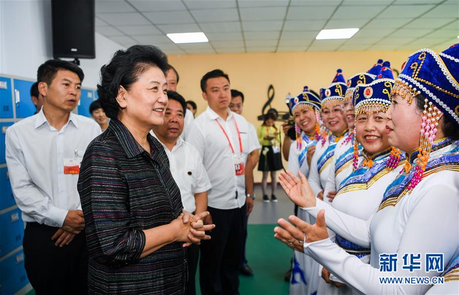 8月11日，中共中央政治局委員、國務(wù)院副總理、中央代表團副團長劉延?xùn)|率中央代表團二分團，看望慰問烏蘭察布各族干部群眾，轉(zhuǎn)達(dá)以習(xí)近平同志為核心的黨中央的親切關(guān)懷和全國人民的美好祝愿。這是劉延?xùn)|在考察察哈爾社區(qū)時與居民們親切交談。新華社記者 連振 攝