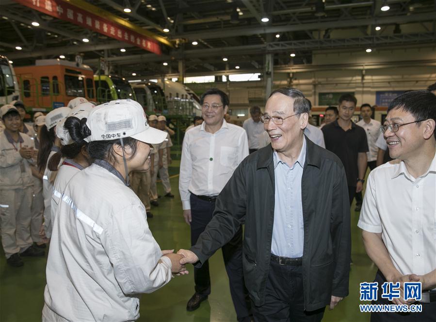 9月3日至5日，中共中央政治局常委、中央紀委書記、中央巡視工作領導小組組長王岐山在湖南省調(diào)研并主持召開巡察工作座談會。這是9月4日，王岐山到中國中車株洲電力機車有限公司考察。新華社記者 王曄 攝

