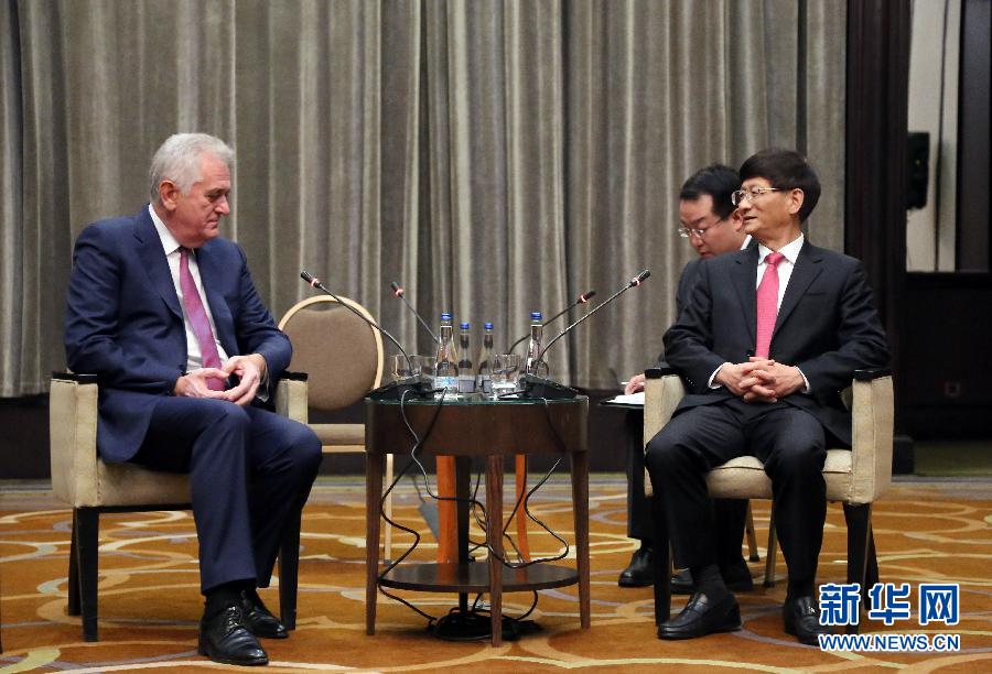 9月11日，在塞爾維亞首都貝爾格萊德，習(xí)近平主席特使、中共中央政治局委員、中央政法委書(shū)記孟建柱（右）會(huì)見(jiàn)塞爾維亞前總統(tǒng)尼科利奇（左）。新華社記者王慧娟攝