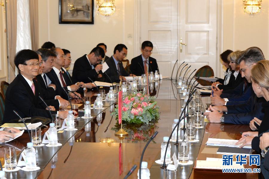 9月12日，克羅地亞總理普連科維奇（右二）在首都薩格勒布會(huì)見到訪的習(xí)近平主席特使、中共中央政治局委員、中央政法委書記孟建柱（左一）。新華社記者高磊攝