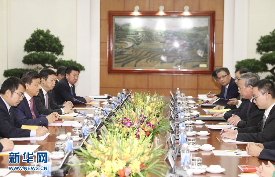 應(yīng)越南共產(chǎn)黨邀請，中共中央政治局常委、中央書記處書記劉云山9月18日至19日對越南進行正式訪問。這是9月18日，劉云山在河內(nèi)與越共中央政治局委員陳國旺舉行會談。 新華社記者 丁林 攝