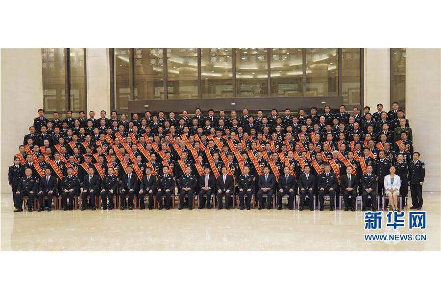 9月22日，&ldquo;熱血鑄劍&middot;丹心衛(wèi)民&rdquo;全國公安百佳刑警推選活動揭曉儀式在北京舉行。中共中央政治局委員、中央政法委書記孟建柱會見當選民警并觀看揭曉儀式。國務委員、公安部部長郭聲琨參加會見并觀看揭曉儀式。新華社記者 殷剛 攝