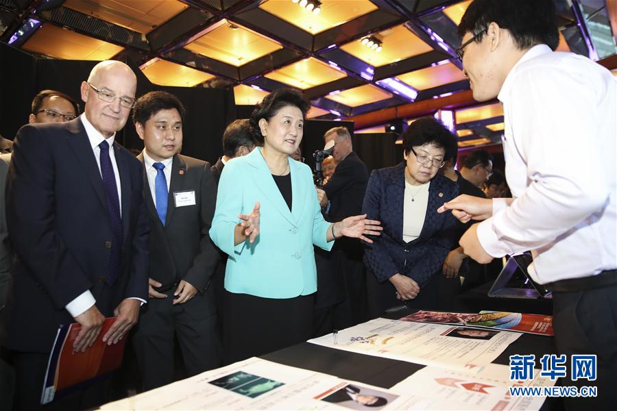 9月25日，在美國紐約，國務(wù)院副總理劉延?xùn)|（中）在紐約大學(xué)校長漢密爾頓（前左一）的陪同下參觀中美兩國青年創(chuàng)客產(chǎn)品展示。國務(wù)院副總理劉延?xùn)|25日在美國紐約大學(xué)出席中美創(chuàng)客峰會暨中美青年創(chuàng)客中心啟動儀式并講話。新華社記者 王迎 攝