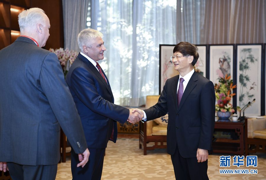 9月26日，中共中央政治局委員、中央政法委書記孟建柱在北京會見來華出席國際刑警組織第86屆全體大會的俄羅斯內(nèi)務部長科洛科利采夫（左二）和俄聯(lián)邦調查委員會主席巴斯特雷金（左一）。新華社記者 張領 攝 