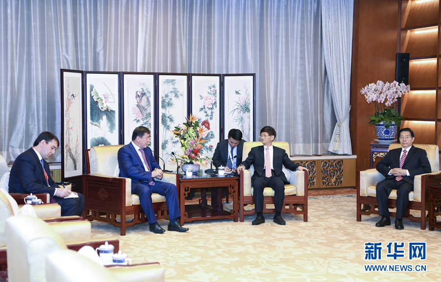 9月26日，中共中央政治局委員、中央政法委書記孟建柱在北京會見來華出席國際刑警組織第86屆全體大會的塔吉克斯坦內(nèi)務部長拉希姆佐達。國務委員、公安部部長郭聲琨參加有關會見。新華社記者 張領 攝