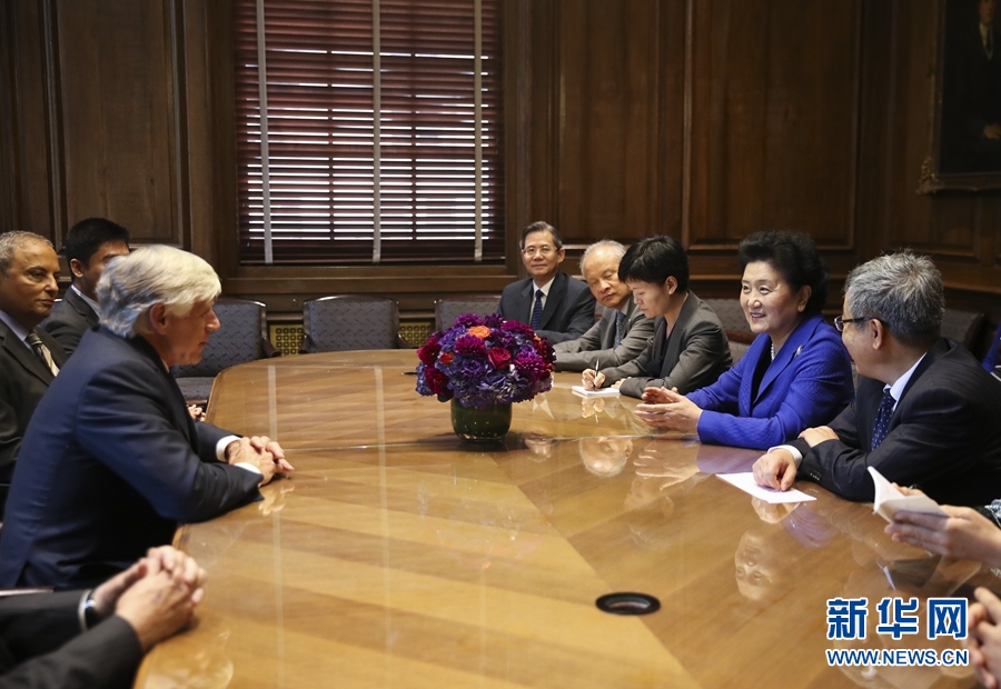 當?shù)貢r間9月26日，國務(wù)院副總理劉延?xùn)|在紐約哥倫比亞大學(xué)出席中美大學(xué)校長與智庫論壇并發(fā)表主旨演講。這是論壇開始前，國務(wù)院副總理劉延?xùn)|（右二）會見哥倫比亞大學(xué)校長博林格（左）。新華社記者 王迎 攝