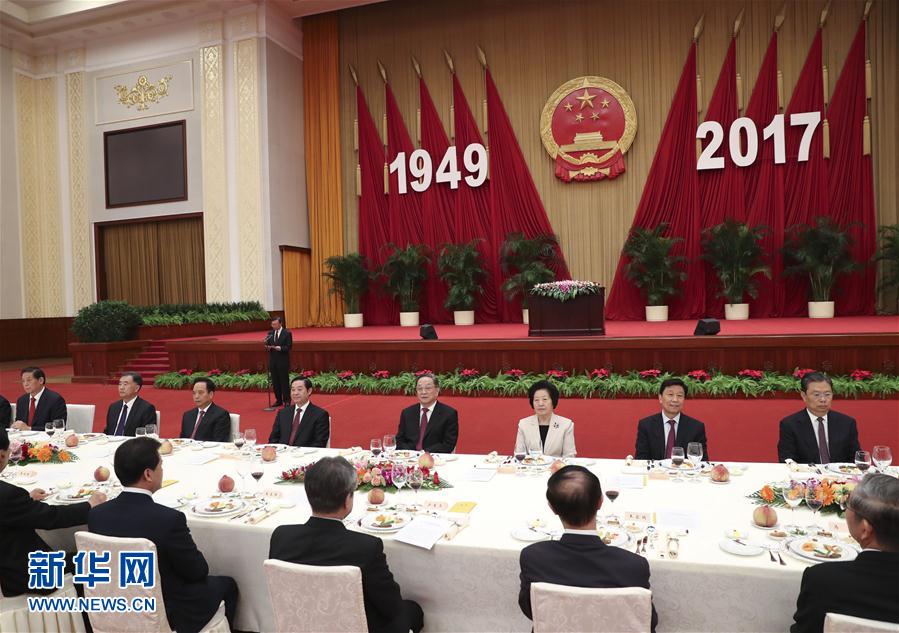 9月28日，全國政協(xié)辦公廳、中共中央統(tǒng)戰(zhàn)部、國務(wù)院僑辦、國務(wù)院港澳辦、國務(wù)院臺辦在北京人民大會堂聯(lián)合舉行國慶招待會。中共中央政治局常委、全國政協(xié)主席俞正聲與2800多名港澳臺僑各界代表歡聚一堂，慶祝中華人民共和國成立68周年。這是俞正聲在招待會上致辭。新華社記者 龐興雷 攝