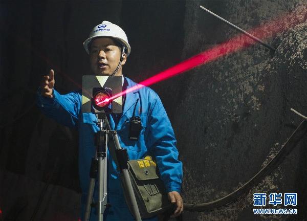 (十九大代表風(fēng)采·圖文互動(dòng))(1)白芝勇:用點(diǎn)線繪就“測(cè)量人生”