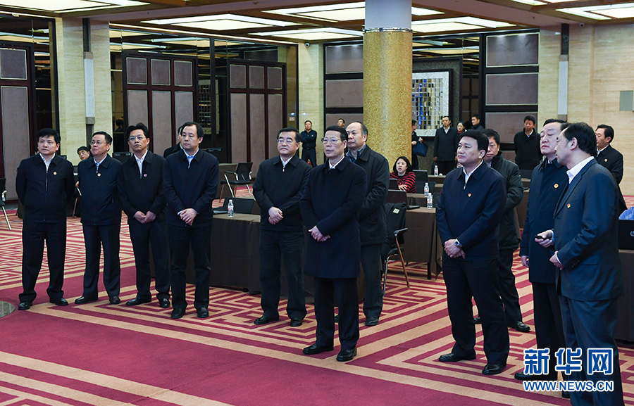 11月14日至15日，國(guó)務(wù)院副總理張高麗在黑龍江調(diào)研。這是11月14日，張高麗到黑龍江糧食交易市場(chǎng)了解糧食生產(chǎn)和銷售、糧食產(chǎn)品深加工、政策性儲(chǔ)糧去庫(kù)存等工作。 新華社記者 高潔 攝