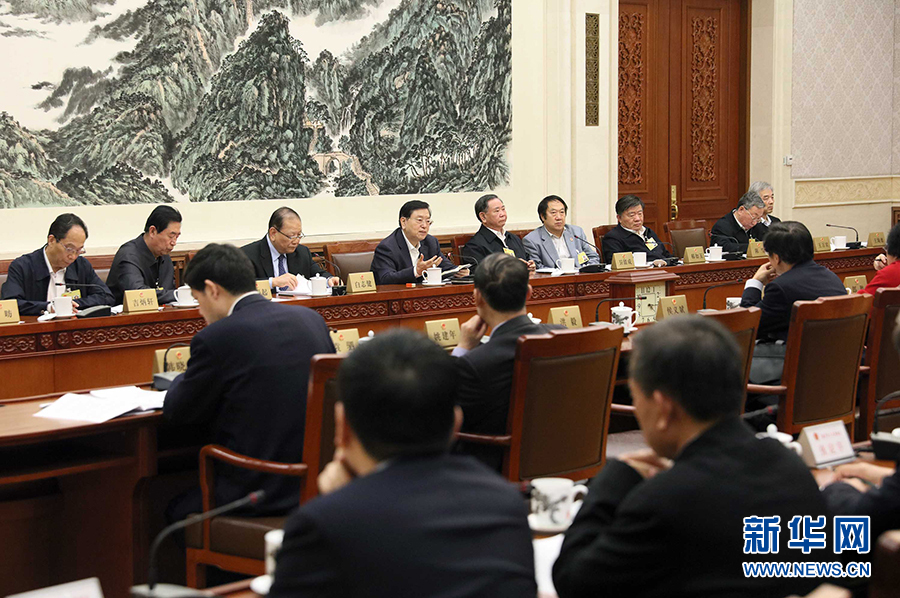 12月23日，十二屆全國(guó)人大常委會(huì)第三十一次會(huì)議舉行分組會(huì)議，審議監(jiān)察法草案二次審議稿等。張德江委員長(zhǎng)參加審議。 新華社記者劉衛(wèi)兵攝
