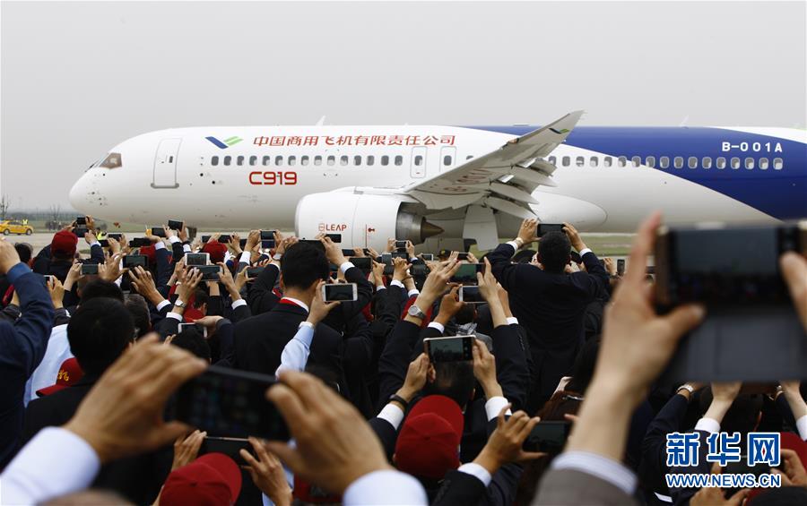 （新華全媒頭條&middot;圖文互動(dòng)）（8）國(guó)產(chǎn)大飛機(jī)&ldquo;三兄弟&rdquo;藍(lán)天聚首 &ldquo;中國(guó)翼&rdquo;開(kāi)啟航空強(qiáng)國(guó)新時(shí)代 