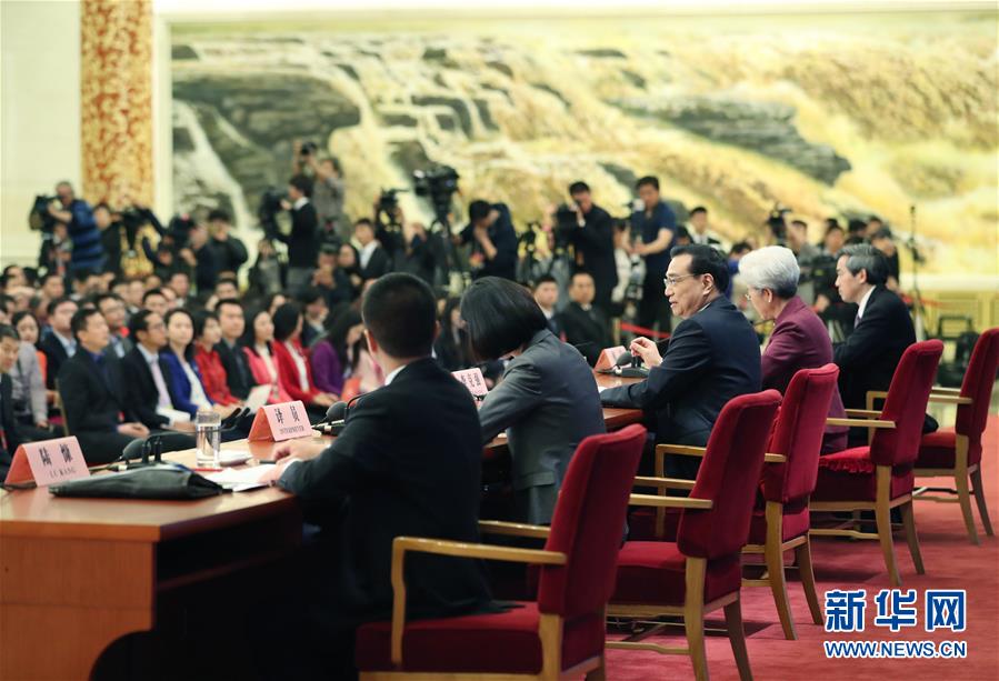 （兩會(huì)&middot;總理記者見(jiàn)面&middot;XHDW）（4）李克強(qiáng)總理與中外記者見(jiàn)面 