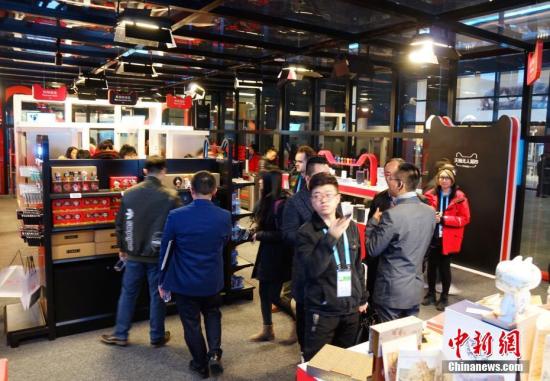 走進(jìn)&ldquo;互聯(lián)網(wǎng)之光&rdquo;博覽會(huì)，無(wú)人超市是本次展會(huì)最大的熱點(diǎn)，顧客可用二維碼進(jìn)入超市，實(shí)現(xiàn)全自動(dòng)購(gòu)物。