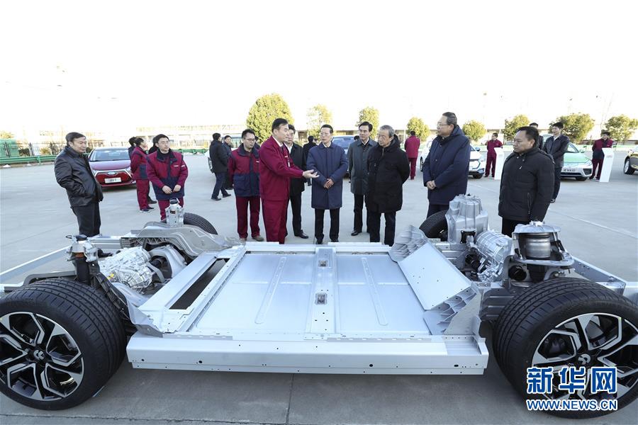 1月9日至10日，國務(wù)院副總理張高麗在安徽調(diào)研推動長江經(jīng)濟帶發(fā)展工作。這是1月9日，張高麗在江淮汽車股份有限公司了解企業(yè)生產(chǎn)經(jīng)營和參與國際產(chǎn)能合作情況。新華社記者 龐興雷 攝