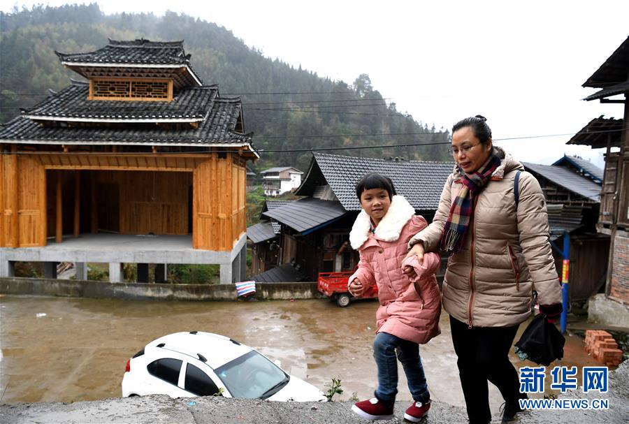 （圖片故事）（5）大山貧困娃和她的&ldquo;駐村媽媽&rdquo;
