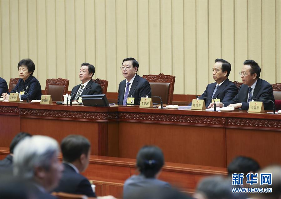 1月30日，全國人大常委會(huì)委員長張德江主持十二屆全國人大常委會(huì)第三十二次會(huì)議閉幕會(huì)。在會(huì)議完成各項(xiàng)表決事項(xiàng)后，張德江發(fā)表講話。新華社記者 姚大偉 攝