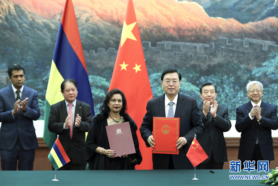 2月2日，全國(guó)人大常委會(huì)委員長(zhǎng)張德江在北京人民大會(huì)堂與毛里求斯國(guó)民議會(huì)議長(zhǎng)哈努曼吉舉行會(huì)談。這是雙方會(huì)談前共同出席中國(guó)全國(guó)人大與毛里求斯國(guó)民議會(huì)合作諒解備忘錄的簽字儀式。新華社記者 龐興雷 攝