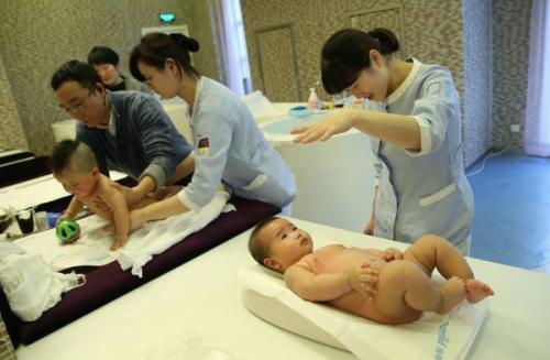 資料圖片：1月30日，母嬰家庭保健師在上海一家月子會所內(nèi)護(hù)理嬰兒。新華社記者 裴鑫 攝