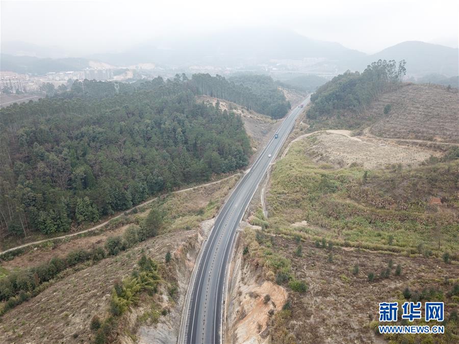 （圖文互動(dòng)&middot;新華全媒頭條）（2）讓農(nóng)民致富奔小康的道路越走越寬廣&mdash;&mdash;黨的十八大以來以習(xí)近平同志為核心的黨中央關(guān)心農(nóng)村公路發(fā)展紀(jì)實(shí)
