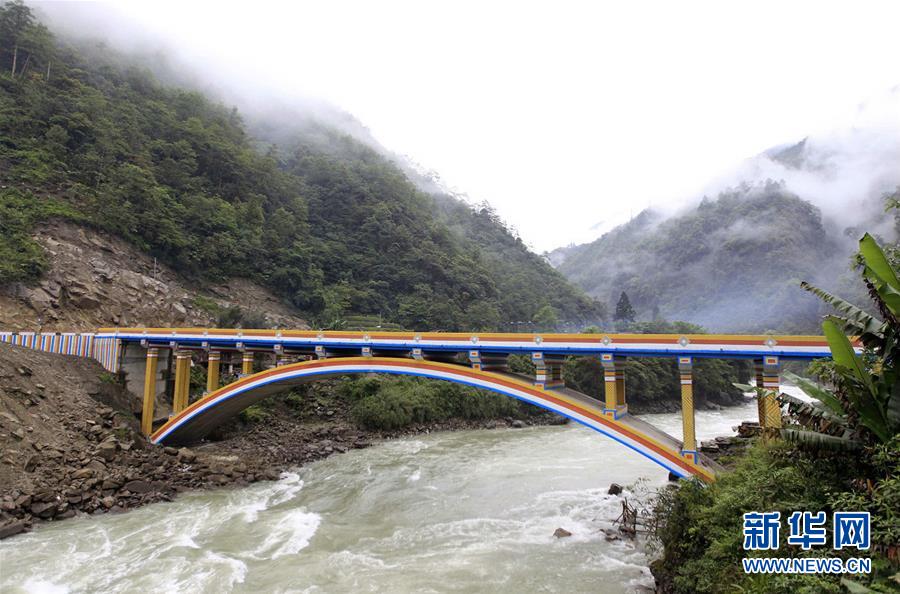 （圖文互動(dòng)&middot;新華全媒頭條）（4）讓農(nóng)民致富奔小康的道路越走越寬廣&mdash;&mdash;黨的十八大以來以習(xí)近平同志為核心的黨中央關(guān)心農(nóng)村公路發(fā)展紀(jì)實(shí)