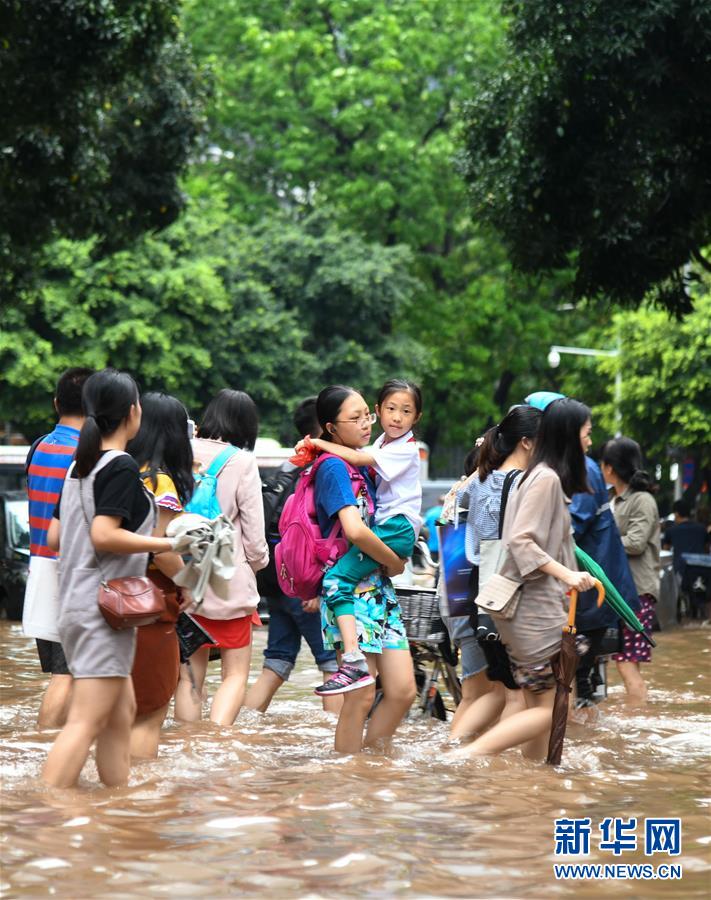 （環(huán)境）（2）臺風&ldquo;艾云尼&rdquo;攜雨襲廣州